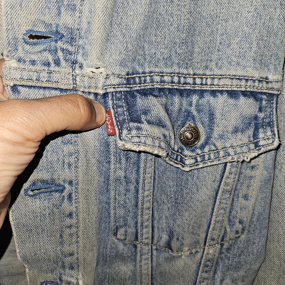 Levi's 80's Light Blue Distressed Denim Jacket Size L - Picture 14 of 16